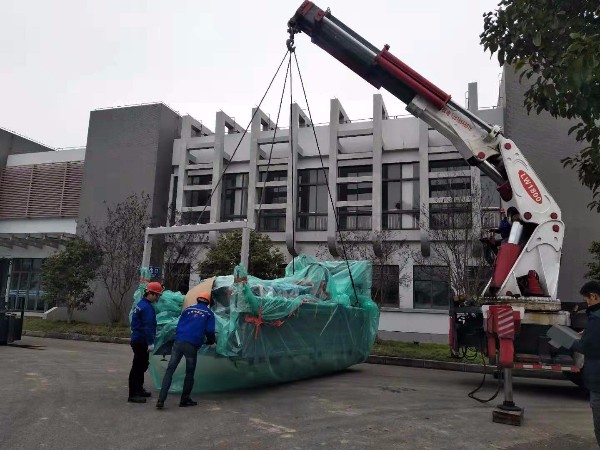 大型激光机卸车到位